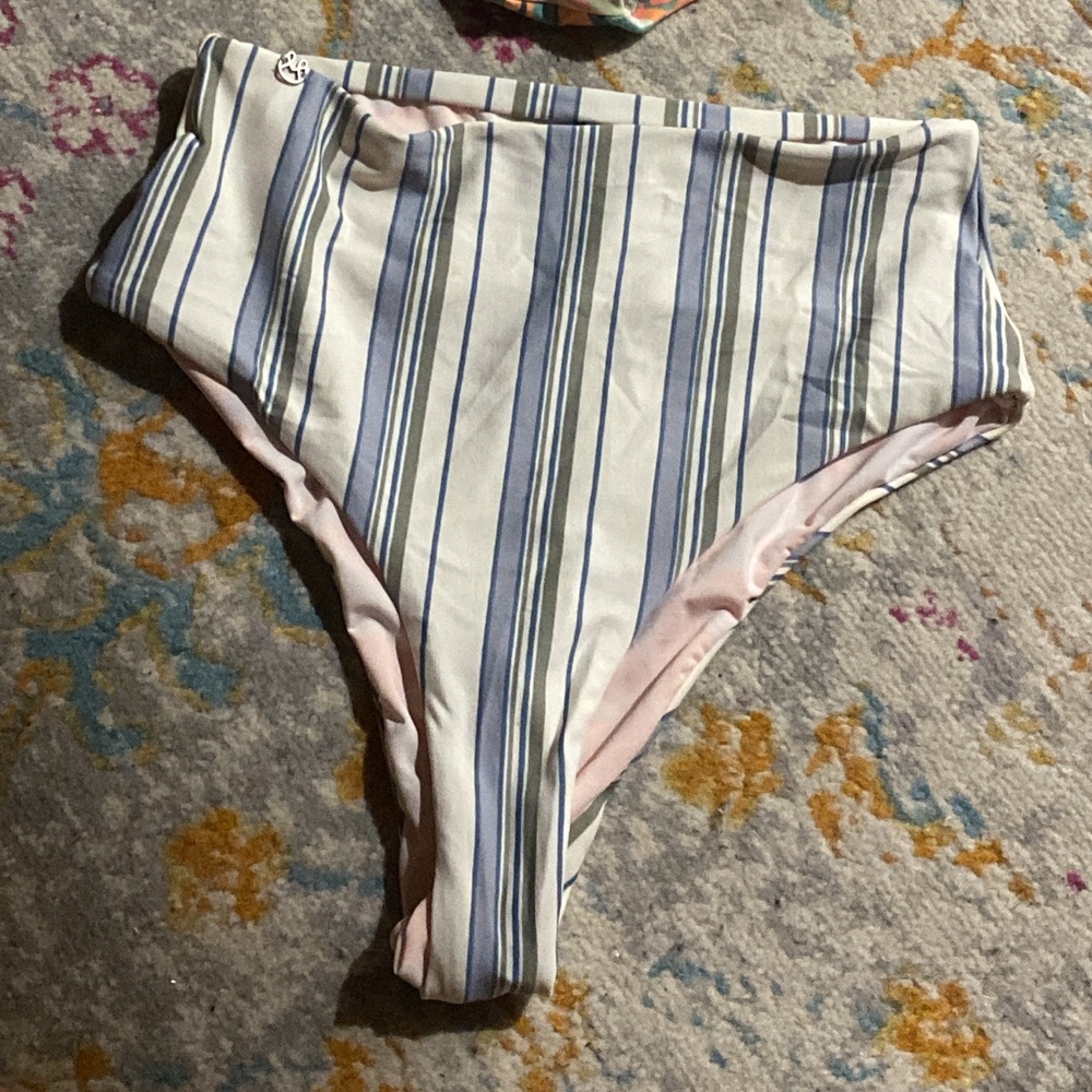 Maaji bottoms size medium!